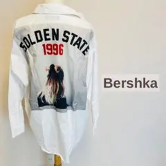 Bershka オーバーサイズ バックプリント 白シャツ 羽織り L〜XL相当のサムネイル