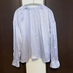 光沢感のある長袖ブラウス バックリボン