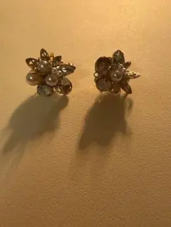 パールとクリスタルの花デザインピアス