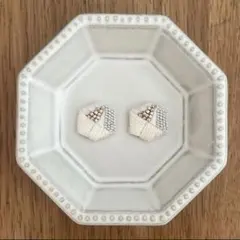 六角ピアス　エクリュ