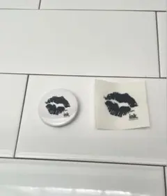 【2個セット】缶バッチ4.5cm+ステッカー(ブラック)