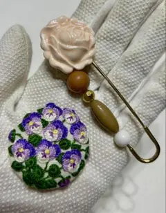 ハンドメイド 刺繍ブローチ ＆ バラモチーフ ピンブローチ 2点セット　送料込み