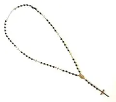 黒いビーズの十字架ネックレス