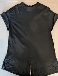 LOKITHO 黒 半袖 Tシャツ 刺繍入りのサムネイル
