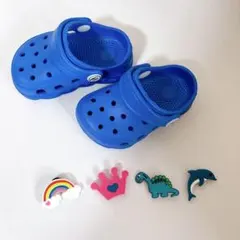 【新品・未使用！】青いサンダル 11cm 4種類のチャーム付き　ブルー