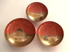 【MB689】時代 沈金 三ツ組盃 朱塗 麒麟・鳳凰・龍 天然木 漆塗 漆芸 MB689】時代 沈金 三ツ組盃 朱塗 麒麟・鳳凰・龍 天然木 漆塗 漆芸