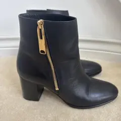 BURBERRY ブラック レザー ショートブーツ