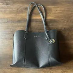 【極美品】FURLA フルラ コスタンザ トートバッグ レザー 黒 A4収納可 美品 FURLA フルラ コスタンザ トートバッグ リボン 巾着 ブラック A4