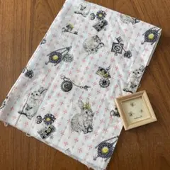 アンティークなウサギと時計のプリント生地
