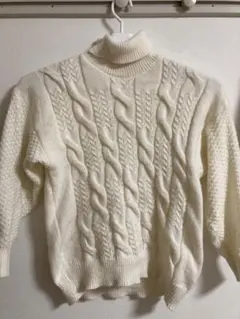 ホワイト ケーブルニット タートルネック