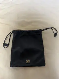 miu miu 巾着ボトルホルダー ブラック - メルカリ