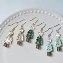 NO.1130 チェコビーズのクリスマスツリーイヤリング/ピアス