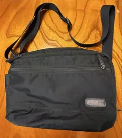 Manhattan Passageブラックナイロンショルダーバッグ