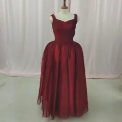 赤のストラップ付きカラードレス