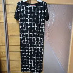 メルローズ　黒と白の幾何学模様ひざ丈ワンピース