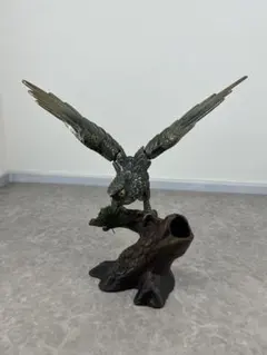 鷹の置物 金属工芸 鋳物オブジェ 鉄製 - メルカリ