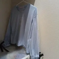 ライトブルー 長袖カットソー 袖口リボン付き