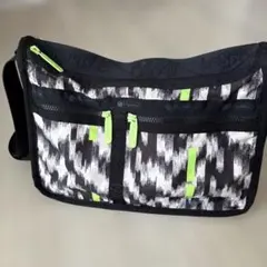 LeSportsac 中型ショルダーバッグ ブラック・ホワイト・グリーン