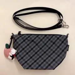 新品 ファミリア 舟形ポシェット 黒系チェック バッグ チャーム りんご 