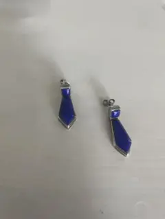 メキシコ　モダンなネクタイ型青いピアス(両耳用) シルバー