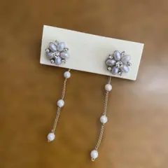パールとクリスタルの花デザインピアス