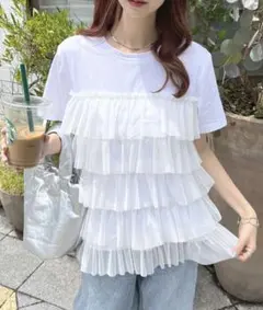 フリル付きホワイト半袖Tシャツ