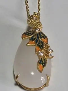 大粒カルセドニー卵型ペンダントネックレスくじゃくモチーフ