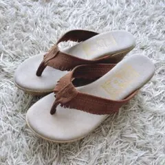 美品 ISLAND SLIPPER スエード フリンジ トングサンダル ブラウンのサムネイル