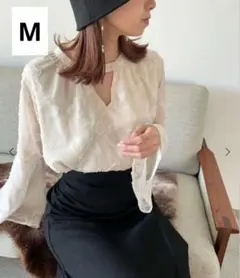 花柄刺繍 フレアスリーブ トップス アイボリー マジェスティックレゴン M