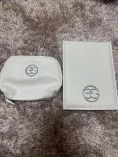 ホワイト ポーチと鏡