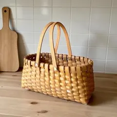 ウッドバスケット　可愛い形のかご　倒せる持ち手　小ぶりサイズ