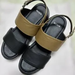 minia 黒・金 ストラップサンダルのサムネイル