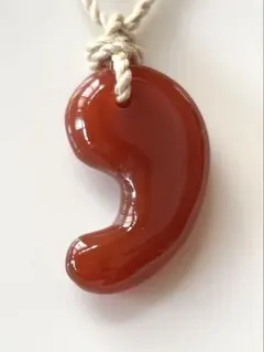 【幸運の石】レッドアゲート勾玉 ペンダントヘッド　精麻ネックレス