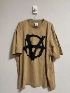 VETEMENTS アナーキーロゴ Tシャツ ベージュ - メルカリ