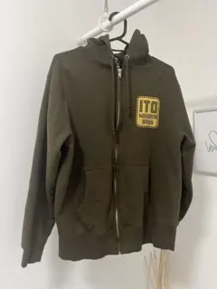 ジップアップパーカー