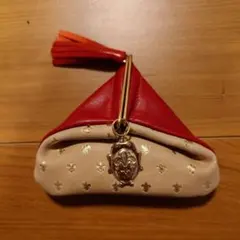 赤とベージュの三角形コインケース