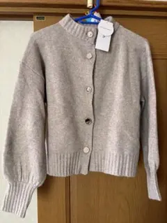 ベージュ visカーディガン パールボタン付き M