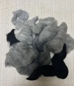 羊毛フェルト グレーと黒の素材
