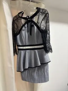 グレー ペプラムドレス レース袖