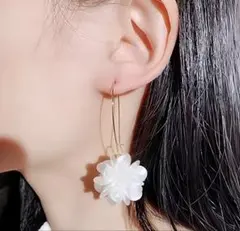 お洒落ホワイトパール調花びらピアス✳︎パーティやイベントに
