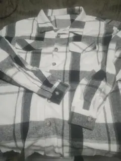 白黒チェックシャツ