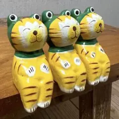 蛙の被り物をした虎猫 3匹組 猫の木彫り人形 バリ雑貨 バリ島 バリ猫のサムネイル