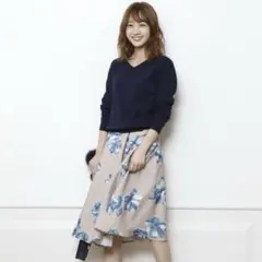 ジャスグリッティー　フレアスカート ベージュ 青花柄のサムネイル