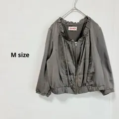 ノーカラーブルゾン　M チャコールグレー　フリルカラー　ショート丈　七分袖