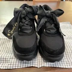 リズリサ　リボン付きブラックスエード厚底スニーカー