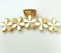 【花モチーフヘアクリップ】フラワー　かわいい　ゴールド　ホワイト　お出かけ