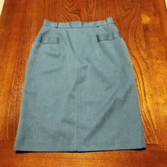 グレー タイトスカート 　前面ポケット.ベルト 通し付き　活動的　秋.冬.春