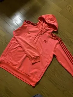 Adidas ノージップ オレンジパーカー - メルカリ