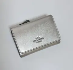 COACH 三つ折り財布　ロゴ金具　レザー　シルバー金具　メタリック