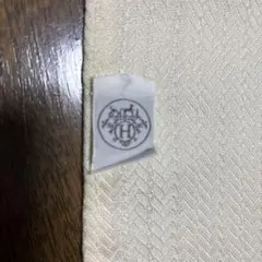 エルメス カシミヤ70%シルク30% アイボリー色の大判ストール、フリンジ付き。